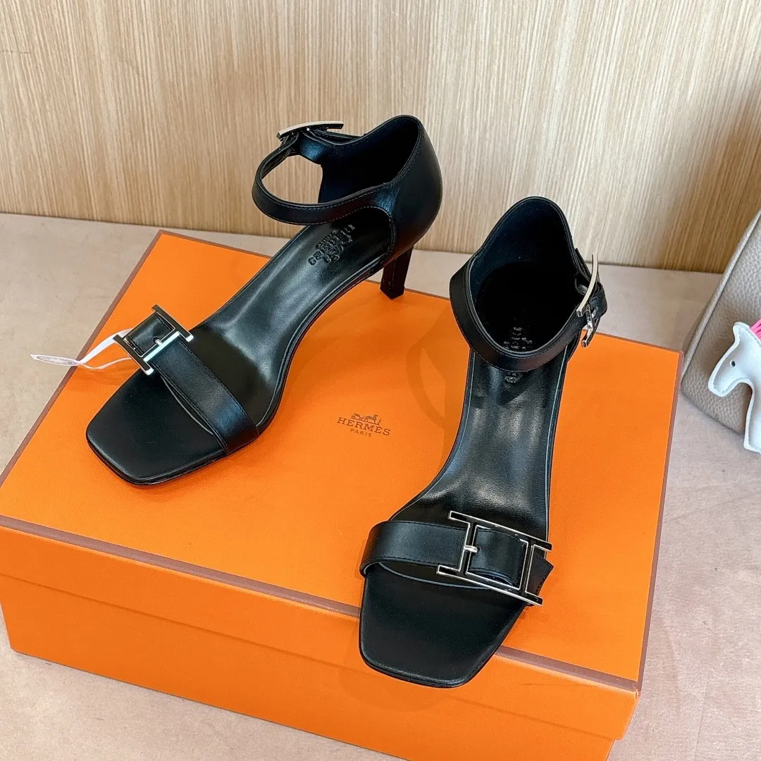 👟👟Ex-factory price 520👟👟 Hermes Judy high-heeled sandals——————————Fashionable and versatile. Matched with Hapi shoe buckles. Super comfortable. Every detail is perfect. Matched with iconic pure shoe buckles of the same tone. The design is simple and smooth to create a fashionable and feminine look. Original calfskin original 1:1 exclusive private mold heel/original leather outsole ▪️Heel height: 8cm ▪️SIZE: 34-43 (34.40.41.42. Customization is non-returnable and non-exchangeable)